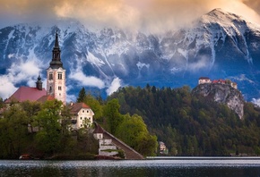 Церковь на Бледском озере, Словения, вершины гор