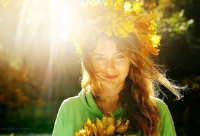 Девушка, в солнечных лучах, венок из листьев, осень