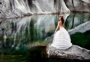 Девушка, в белой юбке, у воды, отражение