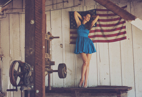 стройная девушка, американский флаг, промзона, ножки, голубое платье