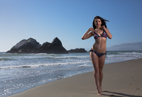 Veronica Lavery, women, bikini, beach, sea, sand, water, portrait, pierced navel, belly, hips