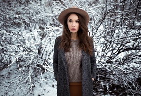 women, portrait, hat, snow, depth of field