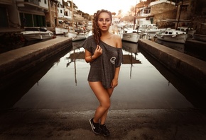 women, portrait, sneakers, T-shirt, tanned, Marcel Hotze