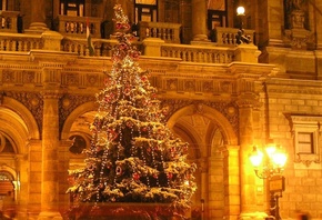 Елка, колонны, зал, праздник, рождество, гирлянды, украшения