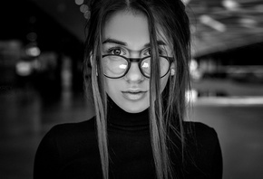 Daria Kudiolko, women, portrait, face, depth of field, glasses, women with glasses, monochrome