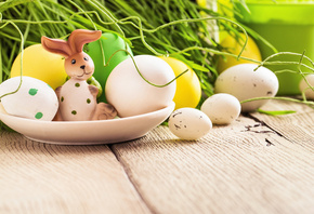 доски, праздник, Пасха, тарелка, яйца, крашенки, трава, фигурка, заяц
