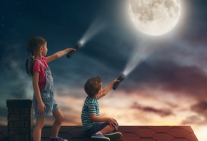 дети, мальчик, девочка, крыша, небо, луна, фонарики, свет