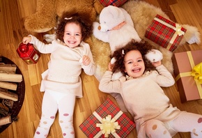 дети, девочки, сёстры, близнецы, коробки, подарки, фонарь, игрушки, радость