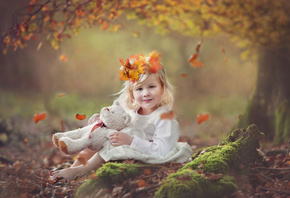 девочка, ребёнок, платье, игрушка, мишка, природа, осень, венок, листья