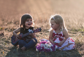 Agnieszka Gulczynska, дети, мальчик, девочка, гитара, цветы, поле, трава, серенада