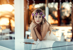 Alessandro Di Cicco, девушка, русая, локоны, взгляд, венок, цветы, столик