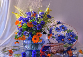 Валентина Колова, стол, ваза, цветы, васильки, ноготки, календула, колосья, ...