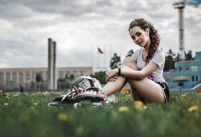 women, tanned, grass, Fotoshi Toshi aka Anton Harisov, Anton Harisov, shorts, T-shirt, women outdoors, smiling, depth of field, rollerskates