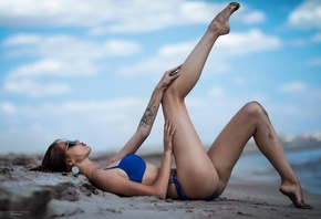 women, ass, sand, tattoo, depth of field, sunglasses, sea, women outdoors, blue bikinis, tanned, lying on back, sand covered
