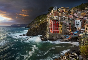 море, шторм, побережье, здания, дома, вечер, Италия, Riomaggiore, Риомаджор ...