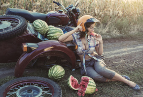 поле, дорога, ситуация, фото, David Dubnitskiy, мотоцикл, поломка, девушка, арбуз