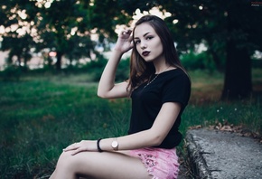 women, T-shirt, trees, necklace, women outdoors, portrait, jean shorts, sitting, depth of field