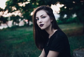 women, T-shirt, trees, necklace, women outdoors, portrait, sitting, depth of field