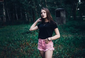 women, T-shirt, trees, necklace, women outdoors, portrait, jean shorts, depth of field