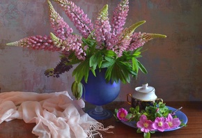 полка, шарф, шаль, ваза, цветы, люпины, тарелка, ветки, шиповник, сахарница