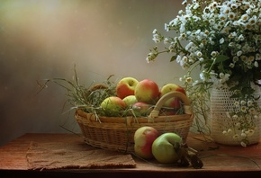 натюрморт, столик, банка, цветы, корзинка, фрукты, яблоки, салфетка, мешковина