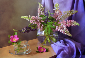 столик, ткань, ваза, цветы, люпины, чашка, вода, цветки, шиповние
