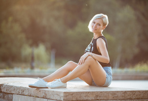 women, blonde, sneakers, short hair, sitting, T-shirt, depth of field, jean shorts, tattoo