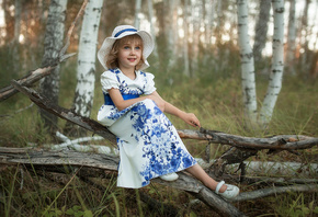 Aleksandr Myshkevich, ребёнок, девочка, платье, узоры, гжель, шляпка, природа, лето, лес, трава, деревья, берёзы