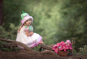 Anna Petrova, девочка, ребёнок, костюм, платье, шапочка, корзина, цветы, лилии, коряга, сказка