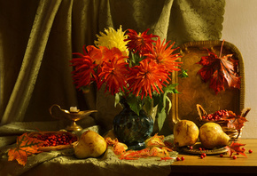 Валентина Колова, still life, натюрморт, ваза, цветы, георгины, листья, клён, ягоды, брусника, фрукты, груши, тарелка, поднос, ткань