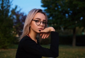 women, portrait, dyed hair, women outdoors, women with glasses, depth of field, black nails, eyeliner