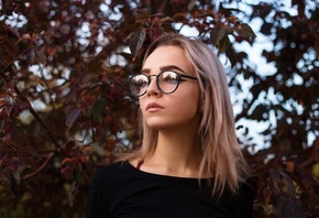 women, portrait, dyed hair, women outdoors, women with glasses, depth of field, eyeliner, looking away