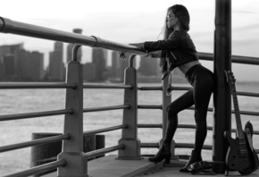 women, guitar, sunglasses, monochrome, women outdoors, cityscape, looking away, depth of field