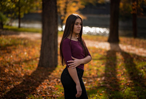 women, portrait, trees, jeans, women outdoors, depth of field, looking away