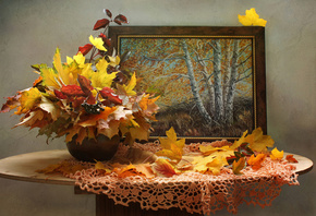 столик, салфетка, ваза, листья, клён, ветки, ягоды, картина