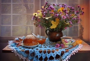 стол, салфетка, натюрморт, кувшин, цветы, астры, листья, клён, чашка, чай, пирог, окно