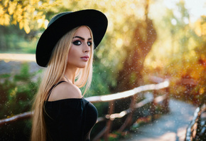 women, blonde, depth of field, black dress, hat, portrait, women outdoors, long hair, eyeliner
