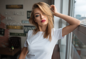 women, blonde, red lipstick, portrait, T-shirt, depth of field, green eyes