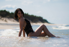 women, sitting, sea, brunette, depth of field, one-piece swimsuit, water drops, looking away, women outdoors, beach
