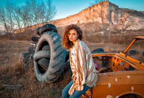 women, Grigoriy Lifin, women outdoors, tires, portrait, blue eyes, depth of field, jeans