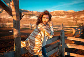 women, Grigoriy Lifin, depth of field, portrait, women outdoors, jeans, looking away