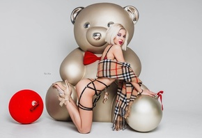 women, brunette, blonde, bears, red lipstick, high heels, ass, kneeling, simple background, tattoo, lingerie