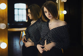 women, portrait, Sergey Fat, mirror, reflection, light bulb, necklace