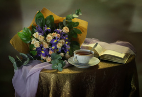 стол, покрывало, натюрморт, цветы, розы, ирисы, платок, книга, чашка