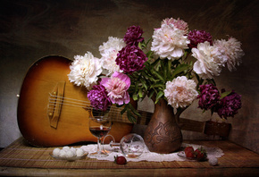 салфетка, ваза, цветы, пионы, натюрморт, гитара, бокалы, блюдце, ягоды, клубника