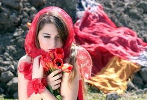 Красивая девушка, красная шаль, букет тюльпанов