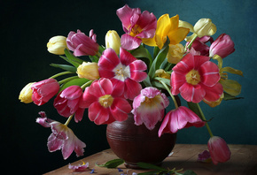 Марина Филатова, столик, кувшин, цветы, тюльпаны