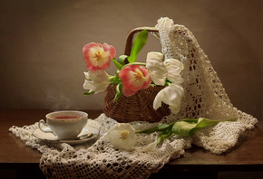 столик, чашка, чай, цветы, тюльпаны, шаль