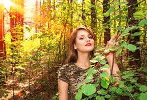 девушка, лес, листья, луч
