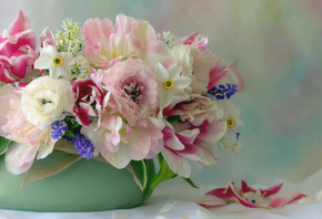 ваза, цветы, лютики, нарциссы, тюльпаны, лепестки